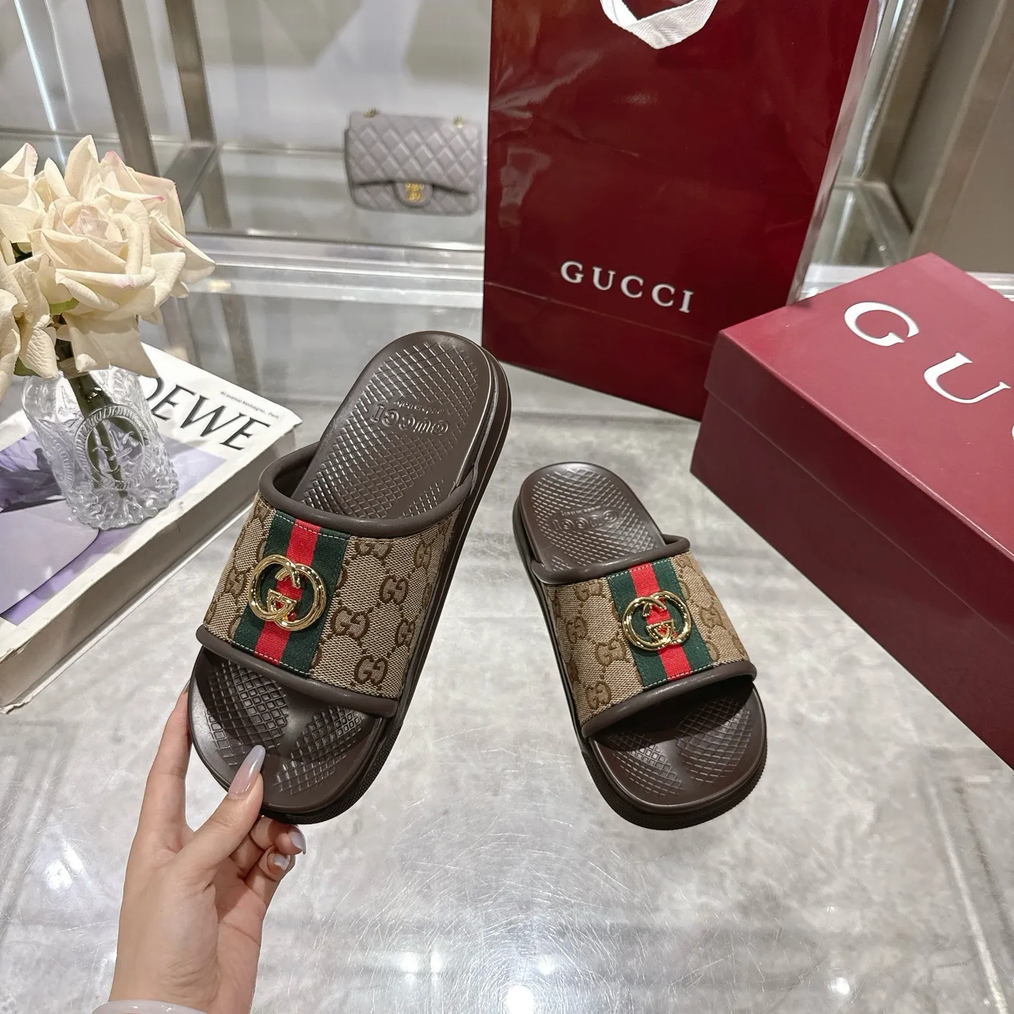 👑 Men's Shoes 420💰 New Summer Men's Slip-On Slides This piece is inspired by the summer spirit and beach clubs of the Italian coast and is part of Gucci Lido. The Pre-Fall collection reinterprets the brand's signature elements and sophisticated patterns in a contemporary way. Made from brown rubber, these flat sandals feature a slip-on design that reinterprets the brand's distinctive green and red webbing.  GG Classic Upper Men's Molded Rubber Footbed GG Gold Hardware Logo Flat Made in Italy Size: Men's 40 to 47,